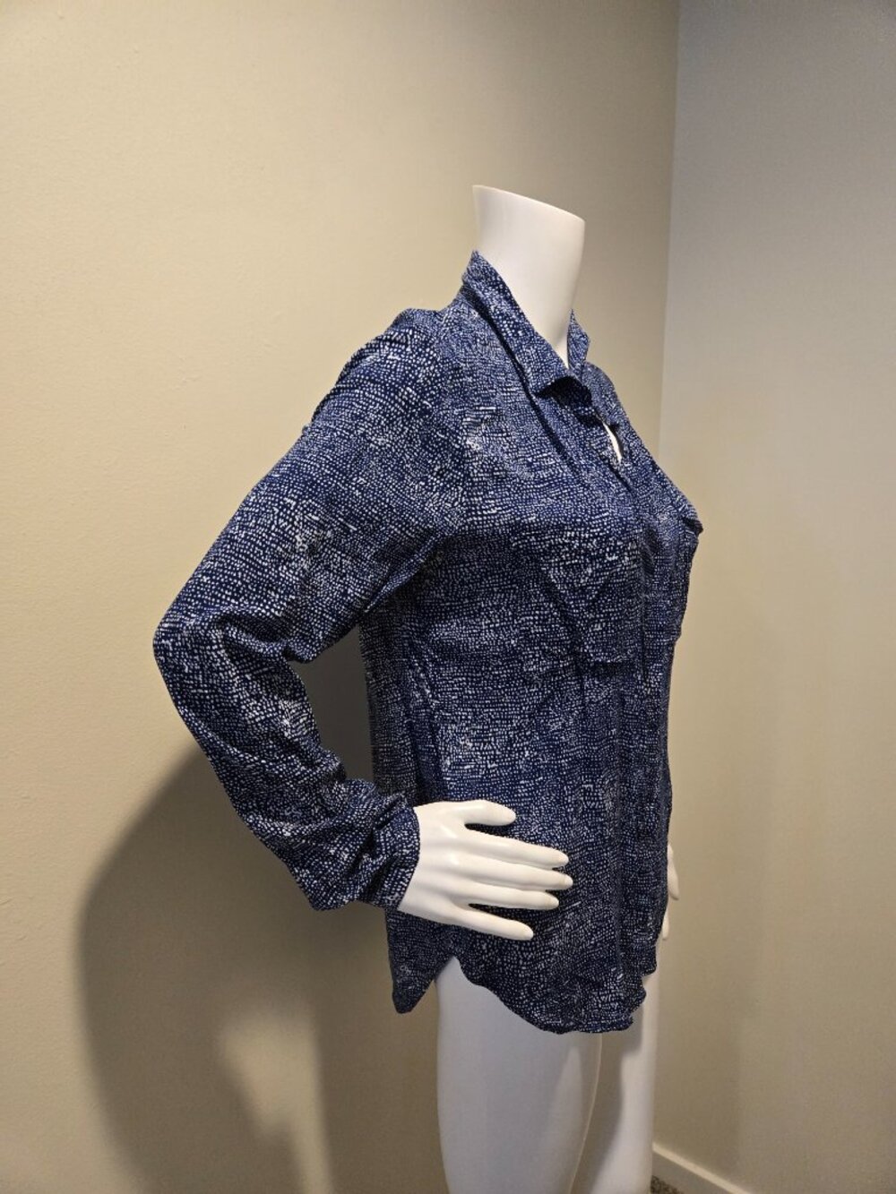 Cloth & Stone Anthropologie Blue White Printed Button Down Shirt M - Picture 4 of 5
